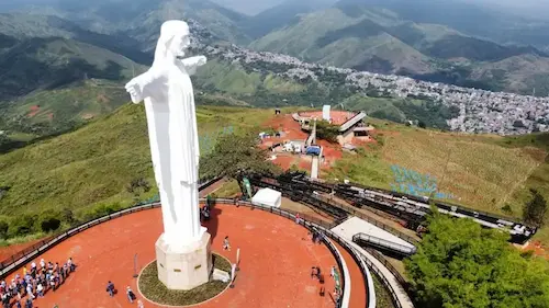 Cristo Rey visto desde tu carro de alquiler en Cali